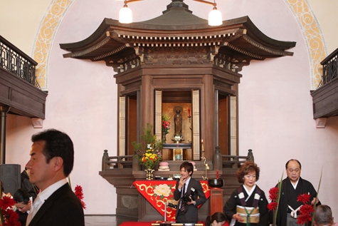 求道会館の本尊です。親鸞聖人も籠もられた六角堂の中にいらっしゃいます。